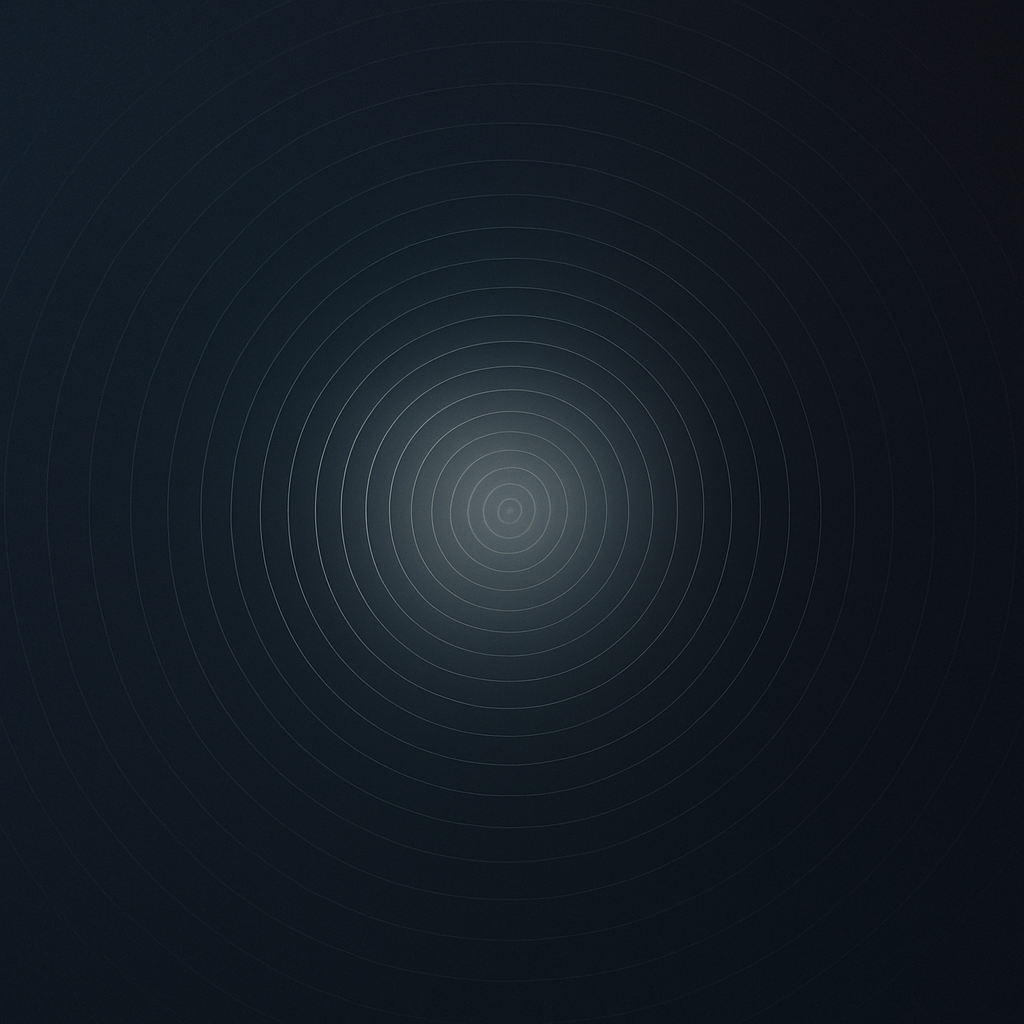 Patrón de ondas concéntricas muy finas sobre un fondo azul oscuro, con el centro iluminado en un suave tono gris azulado y las líneas expandiéndose de forma rítmica hacia el exterior.